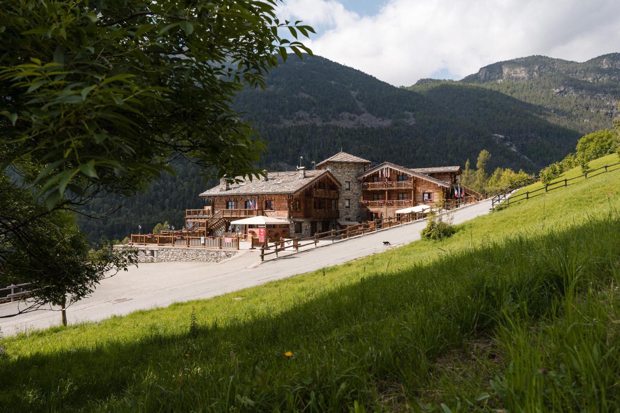 Silou Retreat Hotel Champdepraz Kültér fotó